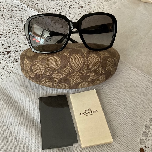 Coach HC 8044  Sunglasses Megan Black - Picture 1 of 3
